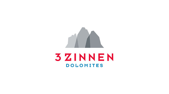 Logo mit drei grauen Gipfeln und dem darunter stehenden Schriftzug „3 Zinnen Dolomites“ in Rot und Blau auf weißem Hintergrund. - HJPA Pro